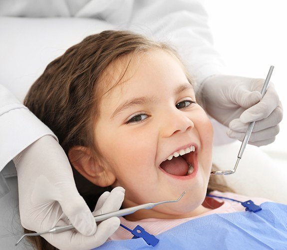 Girl visiting pediatric dentist in Lake Zurich